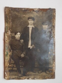 Василь Пилипович Паращенко (сидить зліва), репресований із родини розкуркуленого