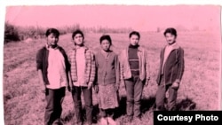 Оң жакта турган апам Жусупова Мээркан, 1985-жыл. Окуучуларды сабак учурунда (сентябрь-октябрь) пахтага алып барып иштеткен учур. Эки ай окуучуларды сабактан калтырып иштетүү мен үчүн жат көрүнүш...