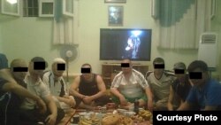 Абактагы кылмыш дүйнөсүнүн төбөлдөрү отурган камера.