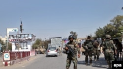 Сотрудники афганских сил безопасности в городе Кундуз, который на какое-то время переходил в руки талибов. 8 октября 2015 года.