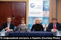 Зліва направо: Голова громадської організації «Інфекційний контроль в Україні» Віктор Ляшко, сімейний лікар Оксана Логвинчук, фтизіатр Жанна Карпенко та головний лікар Чернігівського обласного протитуберкульозного диспансеру Микола Дейкун