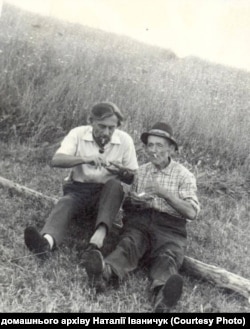 Роман Іваничук (ліворуч) на полонині