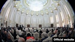 Мулоқоти Эмомалӣ Раҳмон бо намояндагони аҳли зиё. Акс аз бойгонӣ.