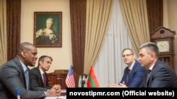 Ambasadorul SUA Dereck J. Hogan și liderul transnistrean Vadim Krasnoselski 31.01.2019