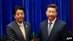 Жапон премьери Синзо Абэ менен Кытайдын лидери Си Цзинпин.