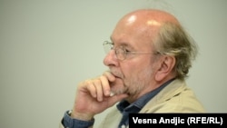 "Što se tiče zemalja Zapadanog Balkana, za period od kad je Sberbanka ušla u ovaj region do danas nije napravila nikakve velike i spektakularne poslove da bi imala razlog da ostane ovde“, kaže novinar Miša Brkić.