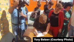 На территории завода начался сбор подписей под обращением к Владимиру Путину в поддержку Вадима Ванеева