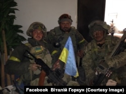 Віталій Горкун (праворуч) із бойовими побратимами (посередині В'ячеслав Зайцев) у Донецькому аеропорту. Осінь 2014 року