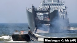 Корабли ВМС Польши и морские пехотинцы США принимают участие в десантной операции во время военных учений НАТО в Балтийском море вблизи Клайпеды, Литва, 4 июня 2018 года