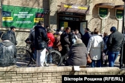 Мешканці Мелітополя стоять в черзі, щоб зняти готівку. Відсотки за послугу сягають 10-15%. Квітень 2022 року