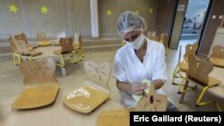 Дезінфекція стільців у шкільній їдальні напередодні поновлення навчання, Ле-Канне на південному сході Франції, 28 серпня 2020 року