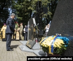 Президент України Петро Порошенко під час відкриття в селі Сагринь Меморіалу пам’яті українців, які загинули від рук польських «селянських батальйонів» та підрозділів Армії крайової у 1944 році. Сагринь, 8 липня 2018 року