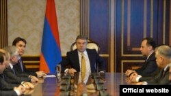 Карен Карапетян төрагалык кылган өкмөттүн чукул жыйыны, 23-апрель 2018-жыл.