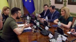 Ukrajinski predsednik Volodimir Zelenski sa predsednicom Evropskog parlamenta Robertom Mecola u Kijevu, 1. april 2022.