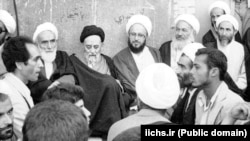 علامه طباطبایی در کنار برخی از روحانیان سرشناس جمهوری اسلامی از جمله محمدرضا توسلی، ناصر مکارم شیرازی، حسن لاهوتی و محمد یزدی.