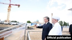 Президент Шавкат Мирзияев и ныне покойный муфтий Узбекистана Усманхан Алимов знакомятся с ходом строительства Центра исламской цивилизации, 2019 год.