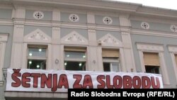 Plakat tokom akcije "Šetnja za slobodu" u Novom Sadu, 7. oktobar 2012. foto: Norbert Šinković