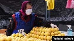 Продавщица яблок, Кишинев, июнь, 2020