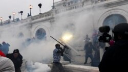 Poliția dă cu gaze lacrimogene pentru a-i îndepărta pe suporterii lui Donald Trump care au asediat Capitoliul
