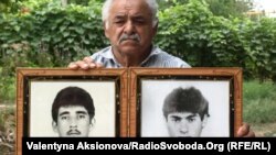 Ukrajinac sa fotografijama svojih nestalih sinova