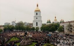 Всеукраїнський молебень за жертвами аварії на Чорнобильській АЕС. Київ, Софійська площа (на той час площа Богдана Хмельницького), 1990 рік