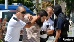 Pripadnici policije Kosova dovode osumnjičenog za borbu u Siriji i Iraku