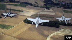 Французький винищувач Rafale (у центры) летить у оточенні двох Mirage 2000-N у Франції. Фото ілюсттративне