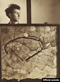 Egon Schiele fotografiat cu tabloul său „Herbstbaum in bewegter Luft („Winterbaum"), 1912 © Leopold Privatsammlung