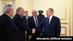 Мырзатай Жолдасбеков (оң жақтан екінші) Қазақстан президенті Нұрсұлтан Назарбаевтың қоғам өкілдерімен кездесуі кезінде. 14 ақпан 2017 жыл.