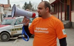 Сашо Йорданов, здравен медиатор в ромската махала в Сливен, обикаля ежедневно квартала с мегафон, за да се увери, че обясненията му стигат до максимален брой хора.