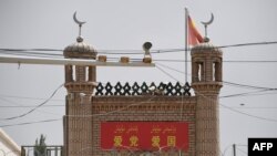 Шиңжаңдын Кашкар шаарындагы мечиттин жанындагы камералар. Июнь, 2019-жыл.