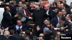 Түрк парламентинде конституциялык өзгөртүүлөр боюнча талкуу маалында чатак чыккан, 12-январь 2017-жыл.