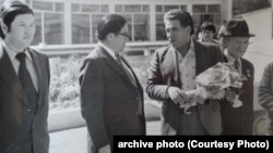 Чыңгыз Айтматовду тосуп алуу.