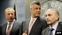 Behgjet Pacolli, Hashim Thaçi dhe Isa Mustafa pas arritjes së marrëveshjes për presidentin në prill të 2011-s