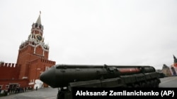 Російська міжконтинентальна балістична ракета «Тополь-М» на пусковій установці проїжджає Красною площею під час військового параду, Москва, 9 травня 2017 року