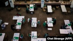 U.S. -- Voturile sunt verificate și numărate la divizia electorală din Denver, Colorado, în ziua alegerilor, 3 noiembrie 2020 