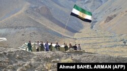 Членове на Националния фронт на съпротивата се събират край главния град на Панджшир Баразак