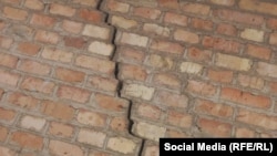 Таластагы Көпүрө-Базар айылында катталган жер титирөөдөн дубалынан жарака кеткен үйлөрдүн бири. 28-март, 2025-жыл. 