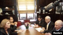 Nekadašnja ministarka inostranih poslova Israela Tzipi Livni (levo) se nalazi preko puta Ahmeda Kurejšija (desno), bivši palestinski premijer, koji sada vodi mirovne pregovore, i glavni palestinski pregovarač Saeb Erekat (drugi desno), tokom zajedničkog 