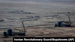 Irán Forradalmi Gárdája hadgyakorlatot tart ballisztikus rakétákkal és drónokkal az ország középső, sivatagos területén, 2021. január 15-én.