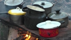 Каша з димком. Переселенці в київському санаторії готують їжу на багатті (відео)