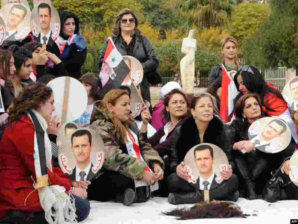 Сирийские женщины в знак протеста постригли свои волосы на митинге в защиту политзаключенных. 