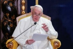 Papa Francisc vorbește în „Camera ambasadorilor” din Palatul Marilor Maeștri din Valletta, Malta, 2 aprilie 2022.