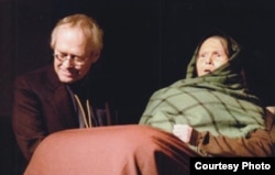 Спектакль "Калека с острова Инешмаан". Валерий Ледков в роли доктора Макшери, театр обско-угорских народов "Солнце"