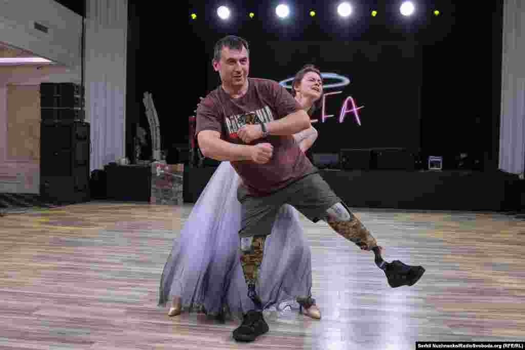 Артем після поранення і реабілітації продовжує службу, займаючись соціальною і психологічною підтримкою поранених побратимів