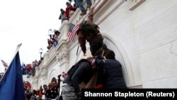 Stotine pristalica tadašnjeg predsednika Donalda Trumpa upalo je 6. januara 2021. na Kapitol u pokušaju da spreče Kongres da potvrdi pobedu Džoa Bajdena (Joe Biden) na predsedničkim izborima. 