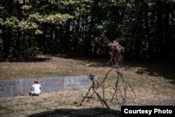 Memorijalna intervencija Tonke Maleković 2020. za nekoliko tisuća zagrebačkih žrtava ustaškog režima strijeljanih tijekom Drugog svjetskog rata u šumi Dotrščina, Virtualni muzej Dotrščina, Zagreb