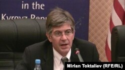 АКШ Мамлекеттик катчысынын орунбасары Жеймс Стейнберг Бишкектеги маалымат жыйынында, 18-июль. 