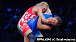 Калмира Билимбек кызы (Кыргызстан) жана Алесия Хетманава (Беларус) кыз-келиндер күрөшү боюнча жаштар арасындагы дүйнө чемпионатынын финалдык беттешинде. Уфа, 19-август, 2021-ж.