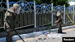 Soldați sud-coreeni examinează conținutul pachetului cu mizerii adus de un balon din nordul comunist, la Incheon, pe 2 iunie.